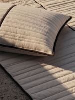 Bild von Ferm Living Vari Gesteppte Tagesdecke, Einzelbett, 180 x 260 cm, Natur/Dunkelschokolade