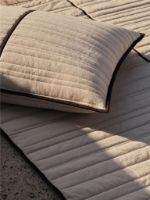 Bild von Ferm Living Vari Quilted Kissen Rechteckig 80x60 cm - Natur/Dunkel