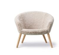 Bild von Fredericia Furniture 2631 Ditzel Loungesessel H: 72 cm - Geölte Eiche/Schaffell Moonlight