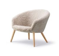 Bild von Fredericia Furniture 2631 Ditzel Loungesessel H: 72 cm - Geölte Eiche/Schaffell Moonlight