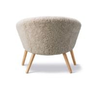 Bild von Fredericia Furniture 2631 Ditzel Loungesessel H: 72 cm - Geölte Eiche/Schaffell Moonlight