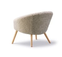 Bild von Fredericia Furniture 2631 Ditzel Loungesessel H: 72 cm - Geölte Eiche/Schaffell Moonlight