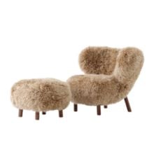 Bild von &Tradition Little Petra VB1 Loungesessel & ATD1 Pouf - Geöltes Walnussholz/Schaffell Honig
