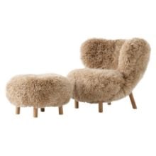 Bild von &Tradition Little Petra VB1 Loungechair & Pouf - Oiled Oak/Sheepskin Honey 08