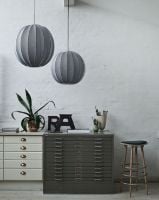 Bild von Made By Hand Knit-Wit Runder Anhänger Ø: 75 cm - Blauer Stein