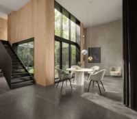 Bild von GUBI Stay Loungesessel vollgepolstert SH: 40 cm - Moonlight/Eiche 
