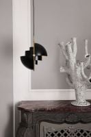 Bild von GUBI Multi-Lite Pendelleuchte Ø: 36 cm Messingsockel – Schirm in Anthrazitschwarz