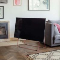 Bild von Bitte warten Sie, bis Sie Platz nehmen können. Tragbarer TV-Ständer H: 87 cm - Jaipur