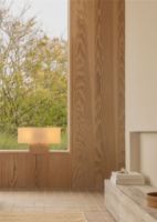 Bild von Audo Copenhagen Nonna Tischleuchte H: 30 cm - Travertin/Sand