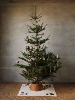Bild von Ferm Living Drape Geflochtener Weihnachtsbaumständer B: 53 cm - Naturrattan