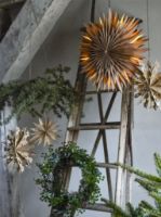 Bild von Bloomingville-Zedernkranz Ø: 70 cm - Grün mit künstlichen Blumen