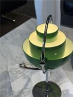 Bild von GUBI x Jacobsen Furniture Multi-Lite Limited Special Edition Tragbare Lampe H: 30 cm - Chrom/Kleegrün
