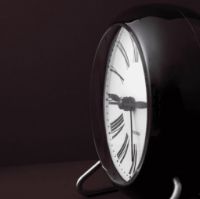 Bild von Arne Jacobsen Tischuhr im römischen Stil, Ø: 11 cm – Schwarz/Weiß