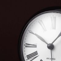 Bild von Arne Jacobsen Tischuhr im römischen Stil, Ø: 11 cm – Schwarz/Weiß