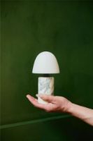 Bild von Handgefertigte tragbare Tischleuchte „Fuse“, Höhe: 24 cm – Stein-/Weißes Opalglas