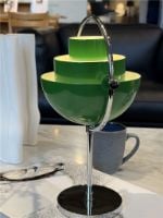 Bild von GUBI x Jacobsen Furniture Multi-Lite Limited Special Edition Tragbare Lampe H: 30 cm - Chrom/Kleegrün