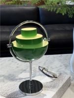 Bild von GUBI x Jacobsen Furniture Multi-Lite Limited Special Edition Tragbare Lampe H: 30 cm - Chrom/Kleegrün