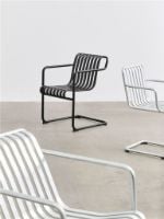 Bild von HAY Palissade Freischwinger Stuhl mit Armlehnen H: 81,5 cm - Anthrazit