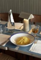 Bild von &Tradition Caret MF1 Tragbare Lampe H: 22 cm - Seidengrau