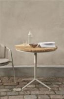 Bild von Vipp 717 Café-Tisch für den Außenbereich, Ø: 75 cm – Teak/pulverbeschichtetes Aluminium