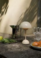 Bild von &Tradition Blumentopf VP9 Bordlampe H: 29,5 cm - Elfenbein