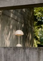 Bild von &Tradition Blumentopf VP9 Bordlampe H: 29,5 cm - Elfenbein