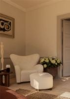 Bild von Audo Copenhagen The Tired Man Fußhocker H: 36 cm – Lammfell Moonlight/Räuchereiche