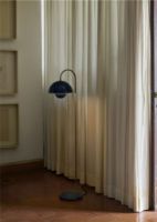 Bild von &Tradition Blumentopf VP12 Gulvlampe H: 122 cm - Stahlblau