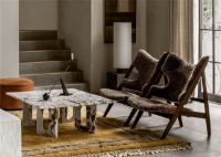 Bild von Audo Copenhagen Strick-Loungesessel Schaffell – Dunkel gebeizte Eiche/Sahara