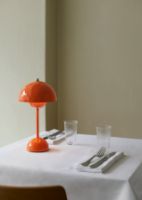 Bild von &Tradition Blumentopf VP9 Bordlampe H: 29,5 cm - Zesty Orange