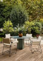 Bild von GUBI Epic Outdoor-Esstisch Ø: 130 cm - Quarzit/Botanical Green