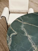 Bild von GUBI Epic Outdoor-Esstisch Ø: 130 cm - Quarzit/Botanical Green