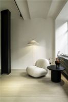 Bild von GUBI Moon Couchtisch Ø: 60 cm - Braun/Schwarz gebeizte Eiche