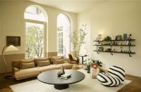 Bild von GUBI Moon Couchtisch Ø: 150 cm - Braun/Schwarz gebeizte Eiche

