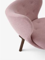 Bild von &Tradition Little Petra VB1 Lounge Chair & ATD1 Pouf - Oiled Walnut/Ecriture 640