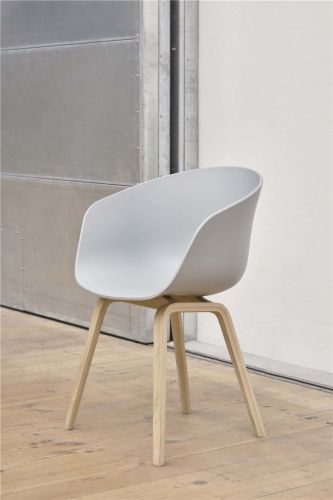 HAY AAC 22 About A Chair SH: 46 cm – Lackiertes Eichenfurnier/Betongrau