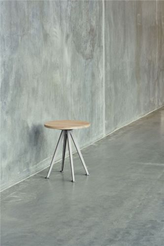HAY Pyramid Couchtisch 51 Ø: 45 cm – Beigefarbener Stahl/geölte Eiche