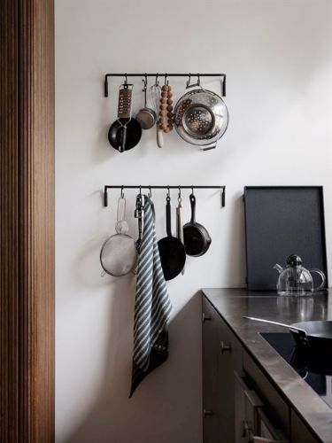 Ferm Living Küchenstange 55 x 9,5 cm – schwarzes Messing