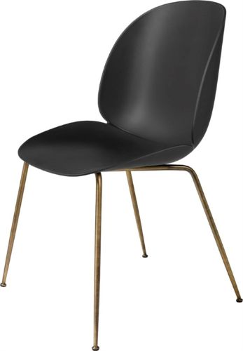 GUBI Beetle Esszimmerstuhl mit konischem Gestell – Gestell aus antikem Messing / schwarze Schale