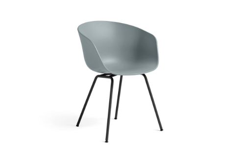 HAY AAC 26 About A Chair SH: 46 cm – Schwarz pulverbeschichteter Stahl/Staubblau