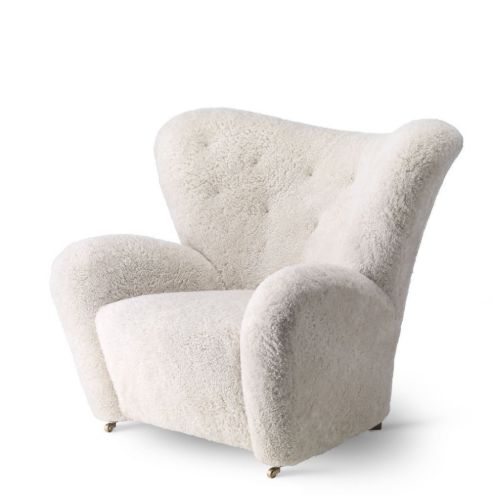 Audo Copenhagen The Tired Man Sessel inkl. Hocker SH: 38 cm, Lammfell – Mondlicht/geräucherte Eiche
