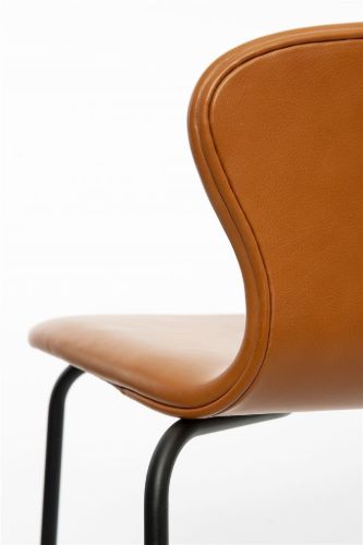 Bruunmunch PLAYchair Counter LowBack Vollgepolstert SH: 65 cm – Sort/Hero Cognac Læder