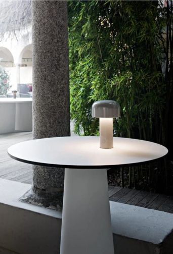 FLOS Bellhop Battery Tischleuchte H: 21 cm - Grau