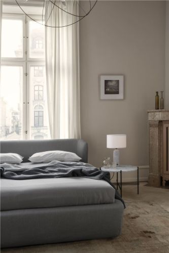 GUBI TS Couchtisch Ø:55 cm, schwarze Basis – weiße Marmorplatte