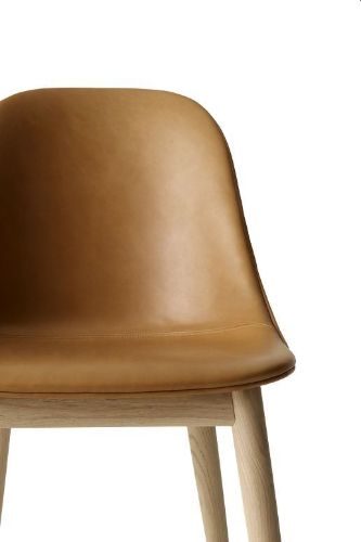 Audo Copenhagen Harbour Side Dining Chair SH: 45 cm – Dakar 0250 / Gestell aus natürlicher Eiche
