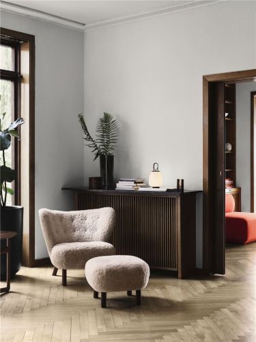 &Tradition Little Petra VB1 Lounge-Sessel – Geölte Eiche/Schafsfell Moonlight