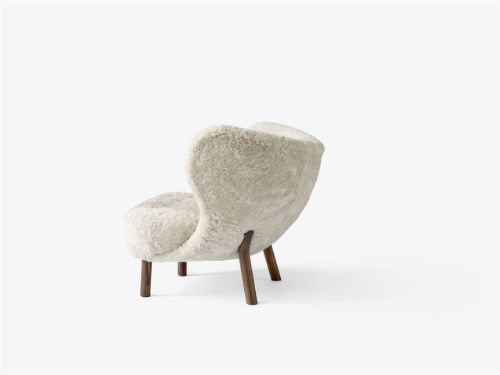 &Tradition Little Petra VB1 Lounge-Sessel SH: 40 cm - Geöltes Walnussholz/Schafsfell Moonlight
