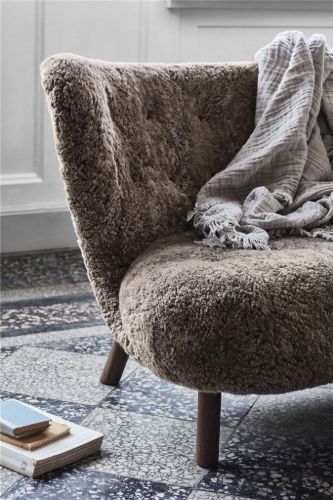 &Tradition Little Petra VB2 Sofa L: 150 cm - Geöltes Walnussholz/Schafsfell Sahara