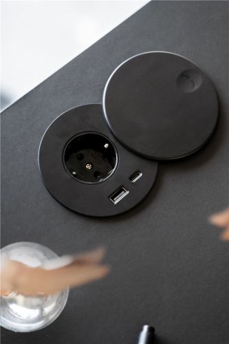 Bent Hansen Hemingway Schreibtisch mit Ladestation L: 120 cm – Schwarz lackierte Buche/Schwarzes Linoleum