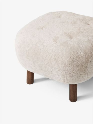 &Tradition Little Petra ATD1 Pouf H: 37 cm - Geöltes Walnussholz/Schafsfell Moonlight